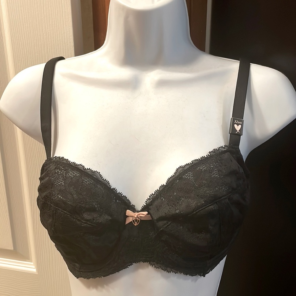 NWOT Black lace Victoria Secret bra -32DD